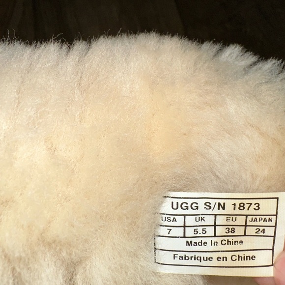 ⚡️HP⚡️UGG Chestnut Bailey Button Triplet Shearling Suede Boots - Picture 6 of 8